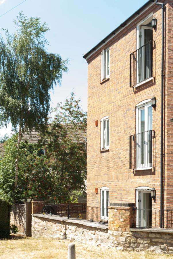 Chestnut Contractor Stays Wellingborough Bagian luar foto